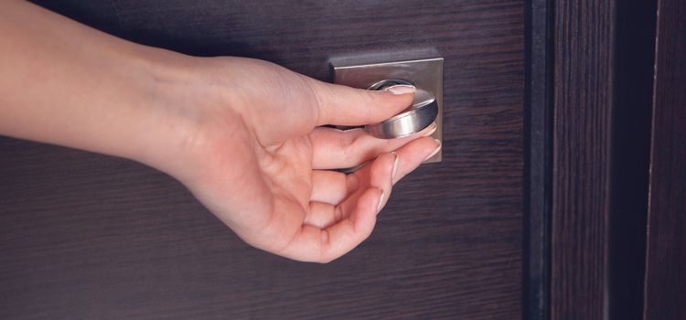 elérhetőek fa hatású alumínium ajtók