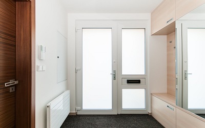leemelésgátlóval ellátott bejárati ajtók